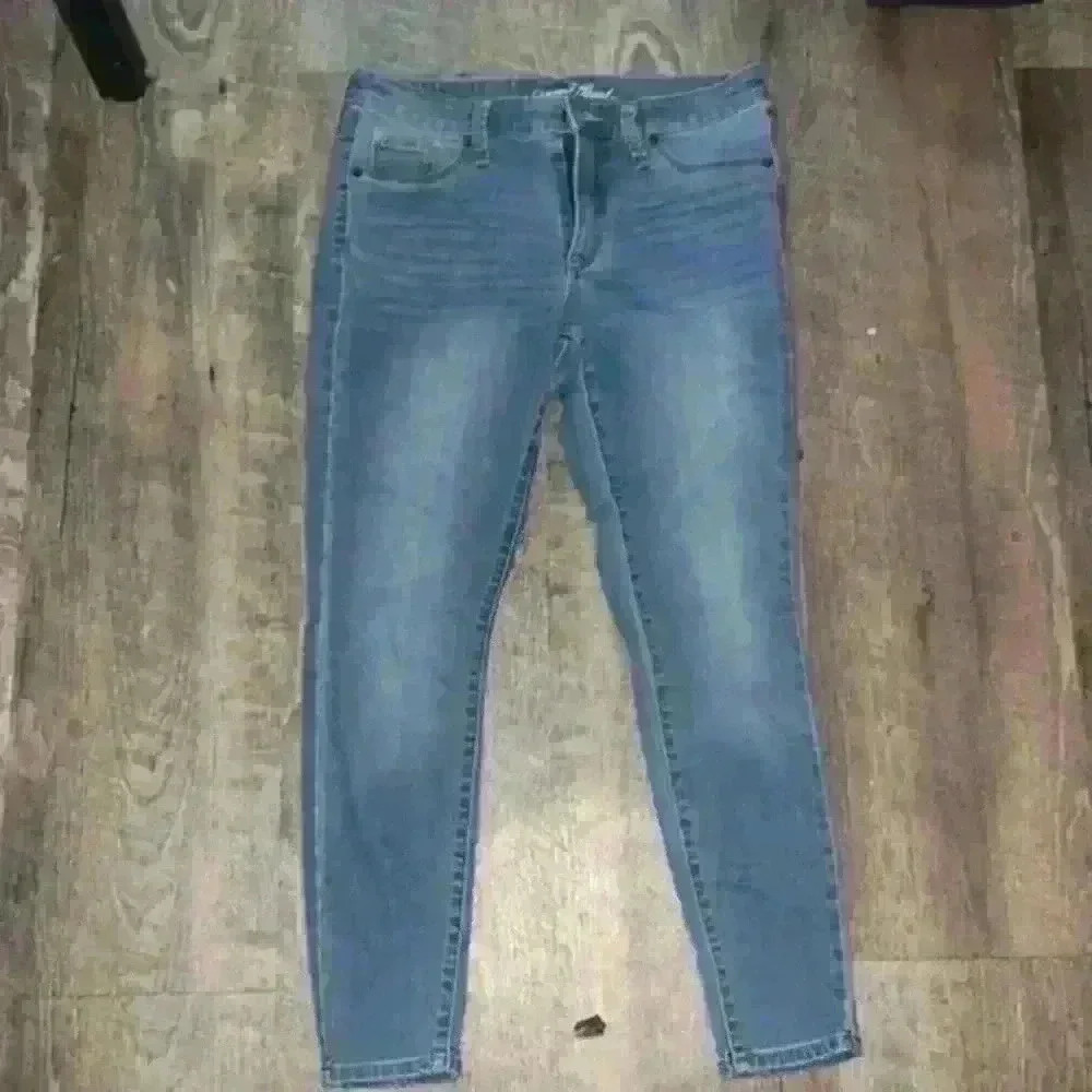 Universal Thread woman’s skinny jeans
